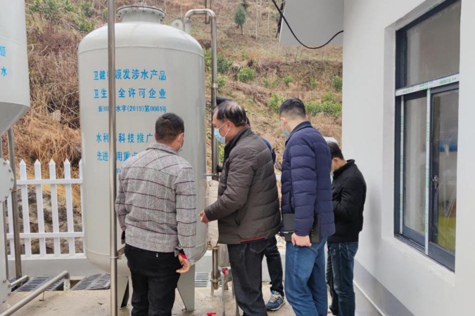 抗旱在行動|縣水利局開展農(nóng)村飲用水凈水設備操(圖2)